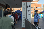 探访丰台最大考场北京12中：教师为考生击掌打气