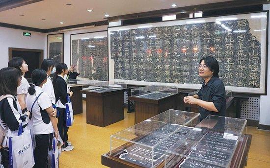 7月10日,学生在讲解老师的引导下参观首都师范大学书法文化博物馆。