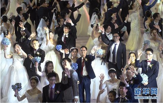 5月6日,新人在集体婚礼上向老师、同学及亲友致意。新华社记者 黄宗治 摄