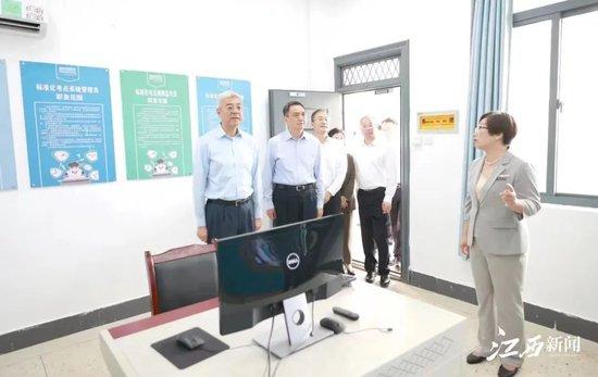 6月5日,江西省委书记尹弘来到省教育考试院和南昌市调研检查高考准备工作。江西新闻客户端 图