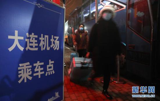 1月20日凌晨,大连理工大学的学生们在校园里排队准备乘车。新华社记者 姚剑锋 摄