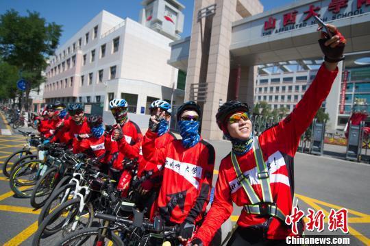 他们从朔州出发,目的地为上海,全程近1600公里,骑行约半个月。 韦亮 摄