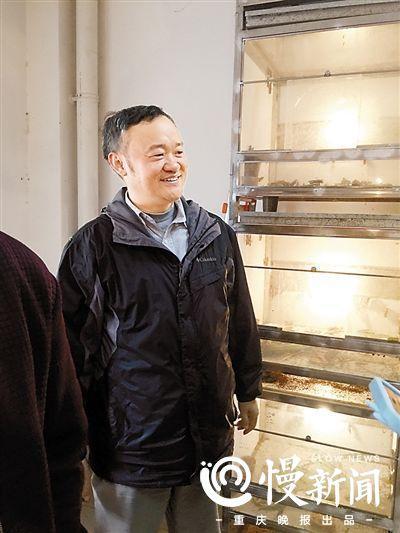 头发白了不少,总是面带微笑,说话简明的夏教授。