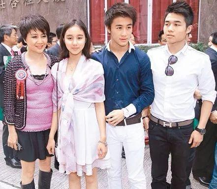 出身豪门,继承了父母优秀的基因,不仅聪明帅气,还足够努力——
