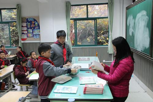 任课教师(右一)、亨亨(右二)和同学