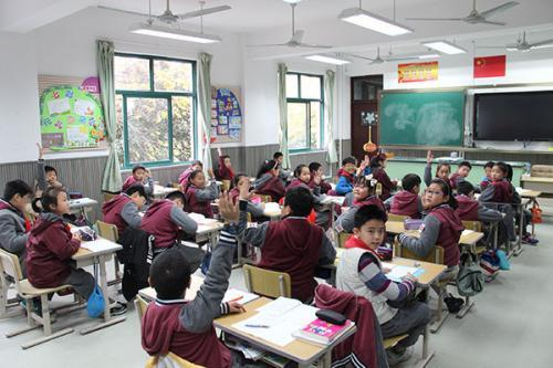 教师问哪些同学给亨亨带过零食,多名同学举手。