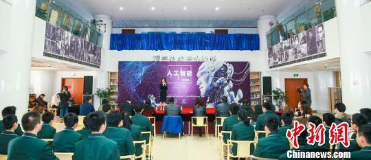 30多名南京师大附中树人学校的初一学生正在学习“人工智能进课堂”的第一课 主办方供图