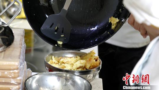 图为青海师范大学附属中学厨艺课,同学刚炒出锅的鸡蛋。 张海雯 摄