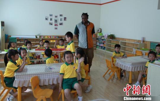 资料图。图为甘肃敦煌市一幼儿园的外教老师正在上课。 刘玉桃 摄