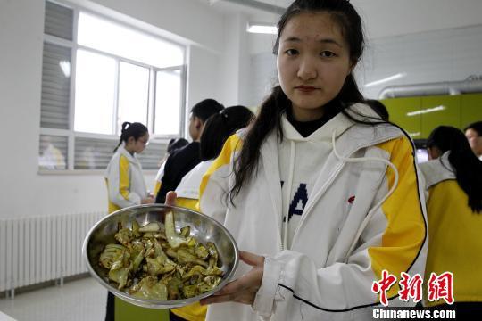 图为青海师范大学附属中学厨艺课,同学展示小组菜品。 张海雯 摄
