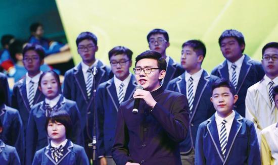 中学生演唱爱国歌曲。 摄/通讯员 周良
