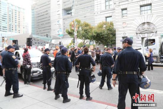 资料图:当地时间2017年9月5日下午,成百上千人集聚在美国旧金山第七街和米逊街交界的联邦大厦前,抗议特朗普政府废除前总统奥巴马推出的DACA(Deferred Action for Childhood Arrivals,童年入境暂缓遣返)计划。 中新社记者 刘丹 摄