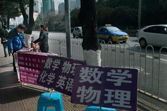 某市街景:招揽学生假期补课的街头摊点