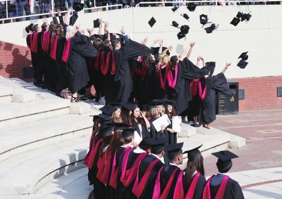2017年7月17日,英国华威大学的学生在参加毕业典礼。 ▋图片来源 CFP