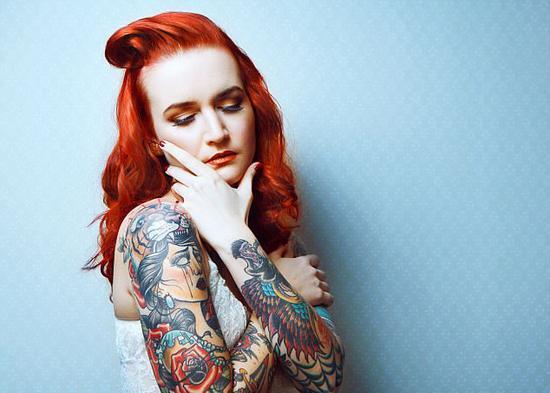 Be on the safe side and cover up any tattoos. 安全起见,遮盖住所有纹身。