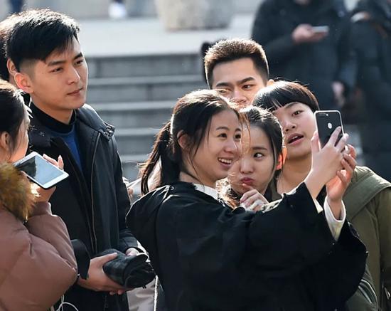 考生在等候考试时自拍。 新华社 图