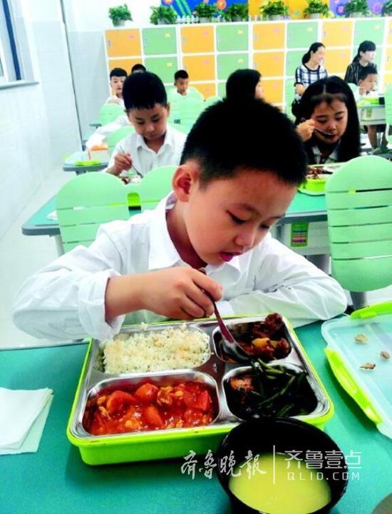 学校里的配餐 齐鲁晚报·齐鲁壹点记者 李飞 摄