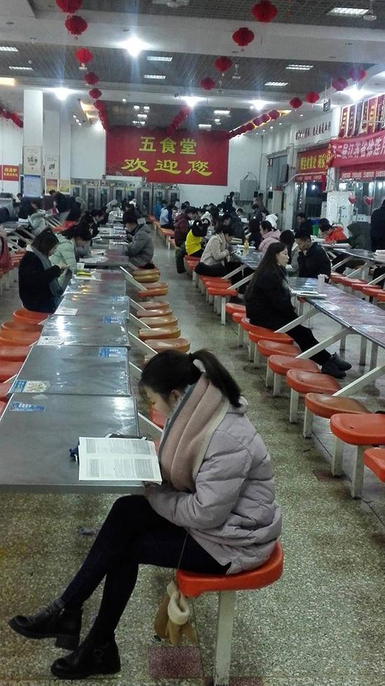 早晨5点过,在食堂学习的学生们