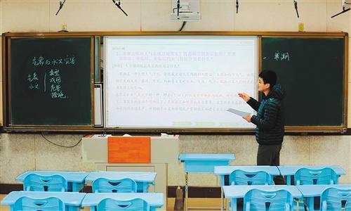 2月3日,青岛西海岸新区第一高级中学教师王凯在录制“空中课堂”。张进刚摄 (中经视觉)