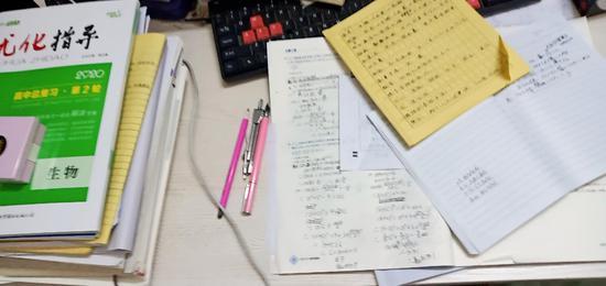 许一宁在家复习时的课桌。