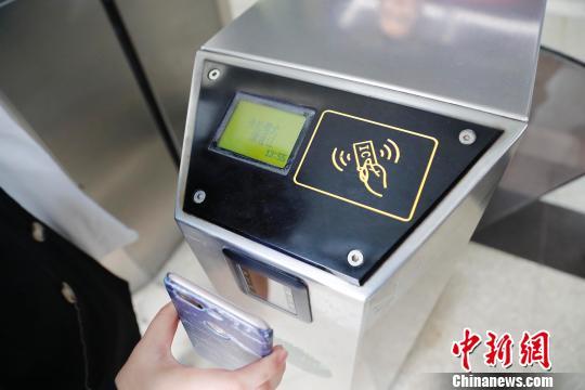 学生在上海政法学院扫码进入图书馆。 殷立勤 摄