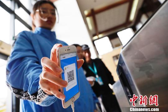 学生在上海政法学院扫码进入图书馆。 殷立勤 摄