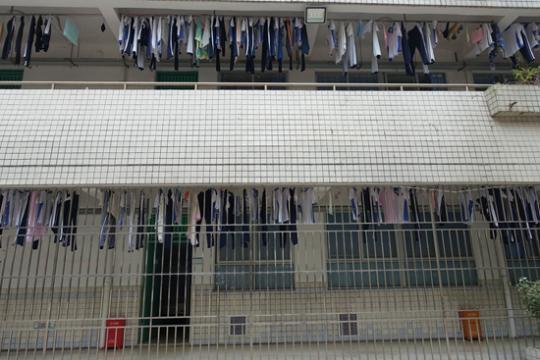 悬挂在阳台的衣服就像“万国国旗”,遮挡大半的阳光和窗外的风景。受访者供图
