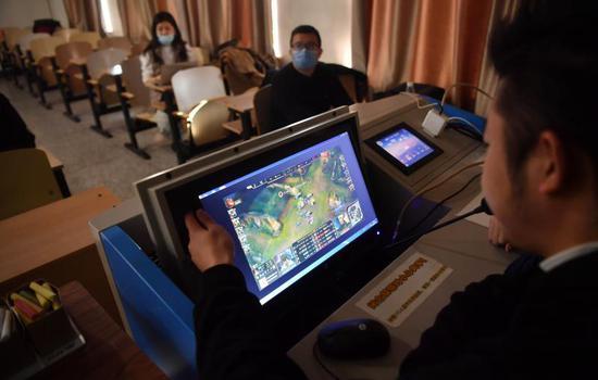 图为徐力老师在给学生们上体育解说课,课上进行电竞解说训练