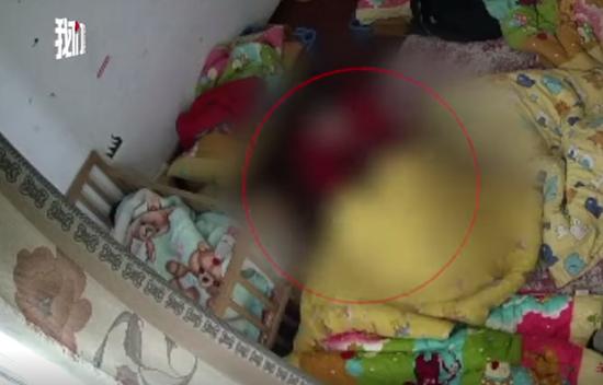 监控拍下了涉事幼师殴打男童的一幕。