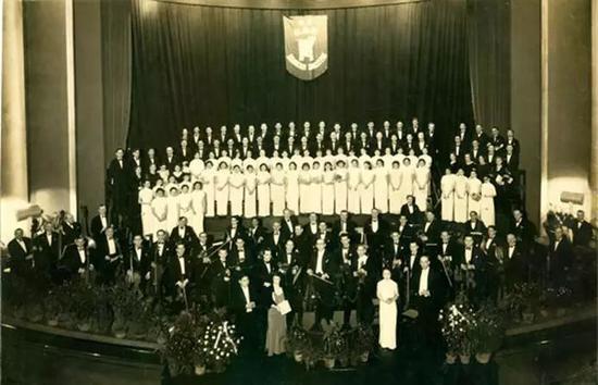 图片来源:Stanford libraries,上海市交响乐团与中国独奏家和合唱团合作,于1941年4月演出贝多芬第9交响曲,第四乐章 - “欢乐颂”