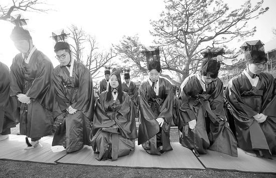 参加入学仪式穿传统儒生服的成均馆大学新生