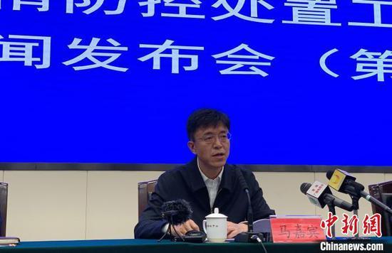 图为青海省教育厅副厅长马嘉宾介绍全省已开学情况及本科院校和高职院校开学准备工作情况。 孙睿 摄
