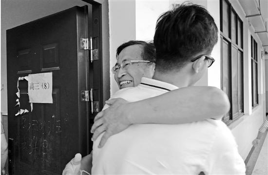 刁老师给学生一个大大的拥抱。