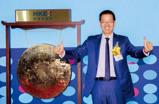 2019年3月28日,“新东方在线”在香港交易所挂牌上市,新东方在线董事长俞敏洪出席仪式。图/中新