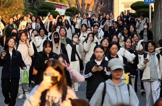 当地时间2024年11月14日,韩国“2025学年度大学修学能力考试(高考)”开考。(视觉中国)
