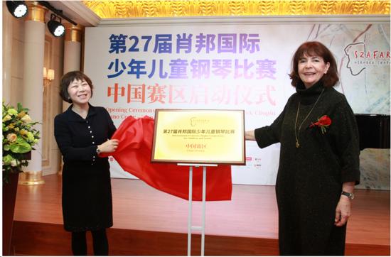 (艺术留学广场董事长刘小燕和卡塔琳娜·波波娃教授)