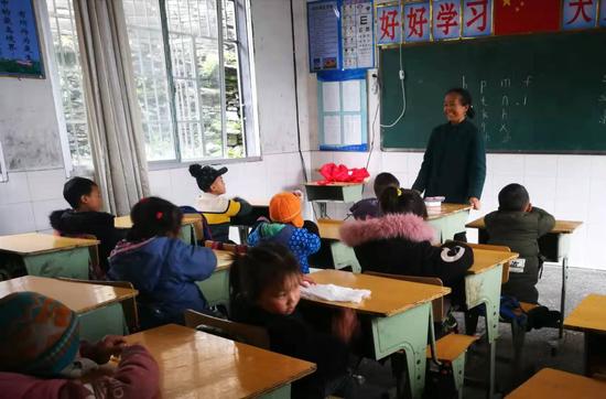 图说:麻玉兰在课堂上