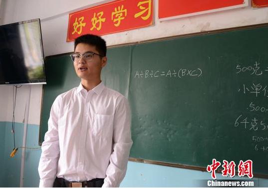 刘春韦是四年级1班的副班主任同时教授数学课。 勉征 摄
