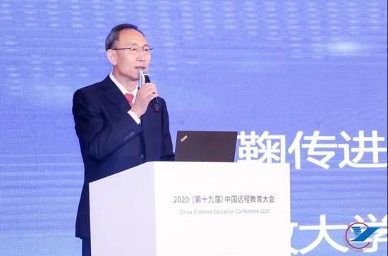 国家开放大学副校长鞠传进主持大会开幕式