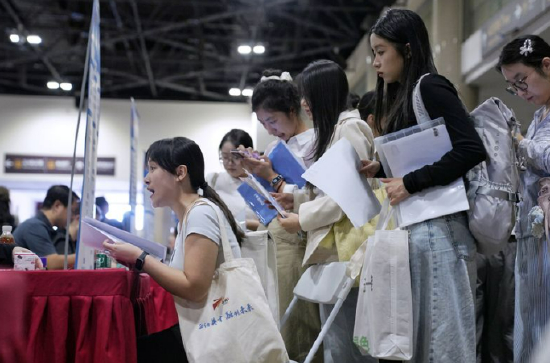 一位学生在展台咨询。新京报记者 薛珺 摄