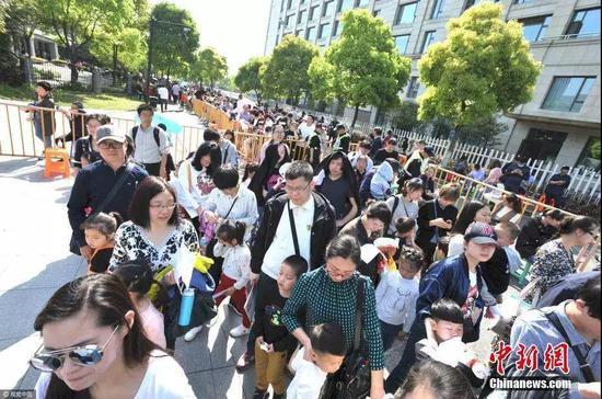 2017年,杭州一民办学校招生家长大排场龙 图片来自中新网