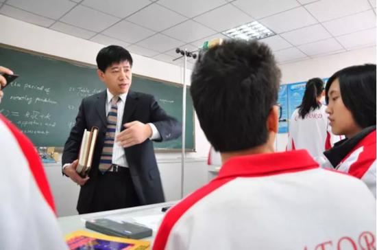 刘煜炎博士为学生授课
