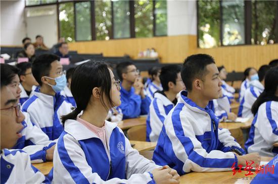 ▲石室中学北湖校区的孩子们