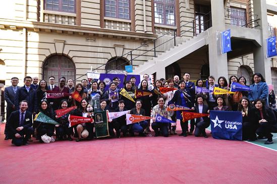 出席展会的美国大使馆新闻文化处官员与各大学招生官合影