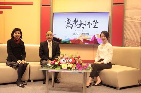 香港浸会大学协理副校长(教与学)暨教务长:黄岳顺教授和教务处入学组总监:梁慧儿博士
