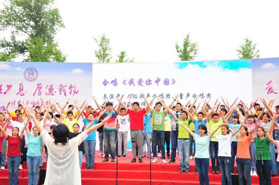 清华附中合唱团演唱《我爱你中国》