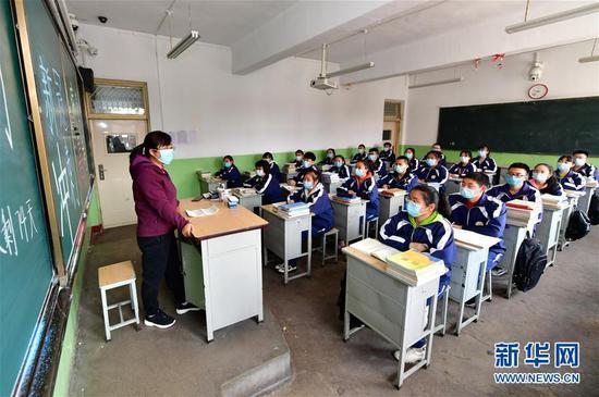 山西省静乐县第一中学316班班主任在讲返校后的第一课(3月25日摄)。 新华社记者 曹阳 摄