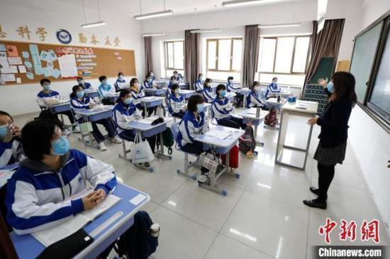 北京丰台二中学生上课。中新社记者 富田 资料图