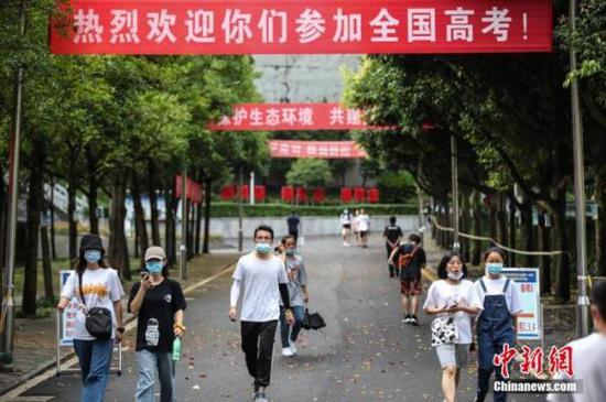 2020年全国高考在即,考生提前看考场。图为考生看完考场后走出考点。 瞿宏伦 摄