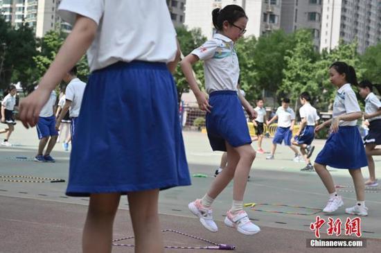 资料图:6月8日,复课后的北京丰台第五小学鸿业校区学生们在操场上体育课。 中新社记者 张兴龙 摄